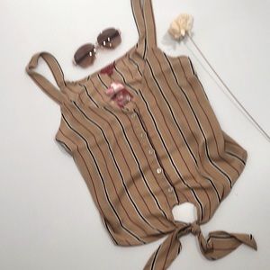 NEW- Guess top, gold buttons, ties at waist. Sz M